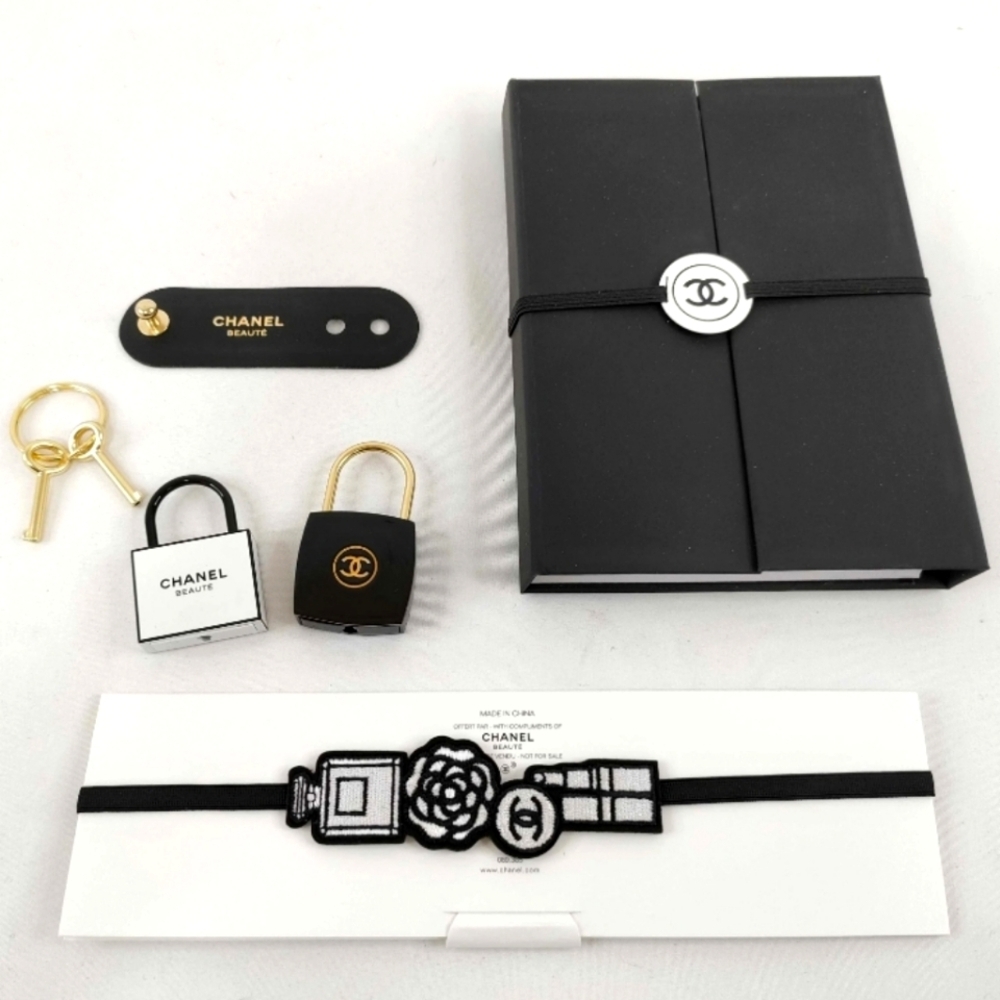 #14 CHANEL La Collection Gift Set 4pcs/Notebook/Bookmark /Cordholder/Pad Key Set